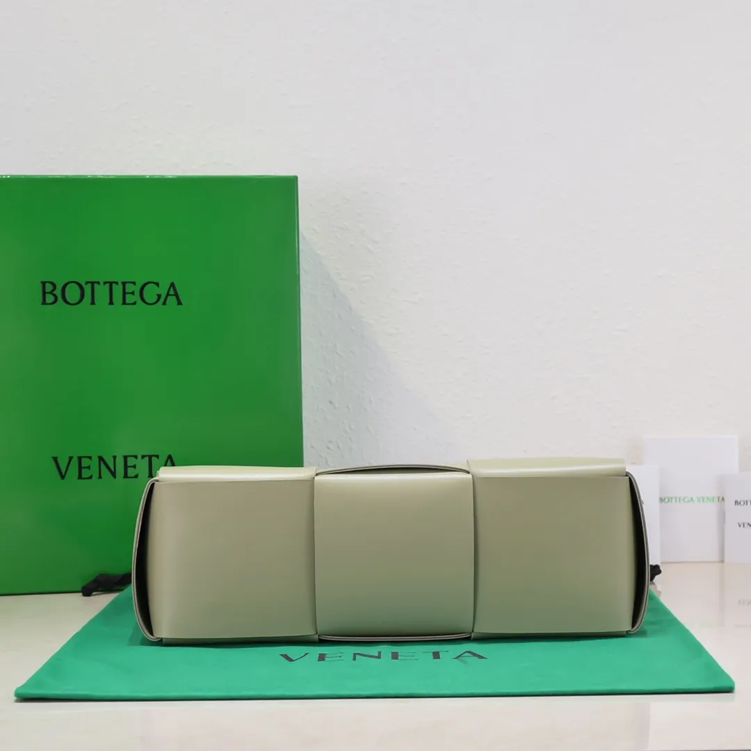 Batch 1860 large arco, BottegaVeneta# official website's latest cowhide leather lining SLIP tote handbag, and the logo has been changed to the side 😍The oversized woven design really makes it a huge gap from ordinary tote bags 🔗🔗Different color combinations inside and outside ⛓Daniel Lee leads the brand's DNA to continue to evolve with fresh inspiration🧬🧬showing a balanced style of luxury and reality👉: 36*24*14 Model: 9892#